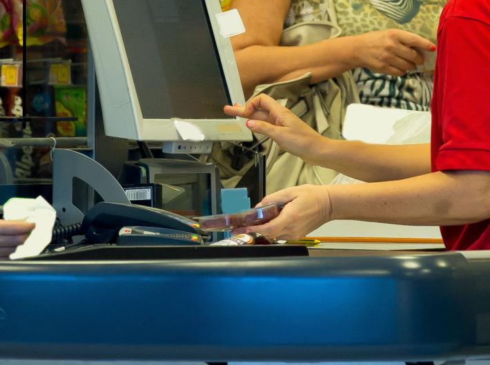 Bussetano dimentica merce e portafoglio dopo la spesa: &laquo;salvato&raquo; dalla cassiera