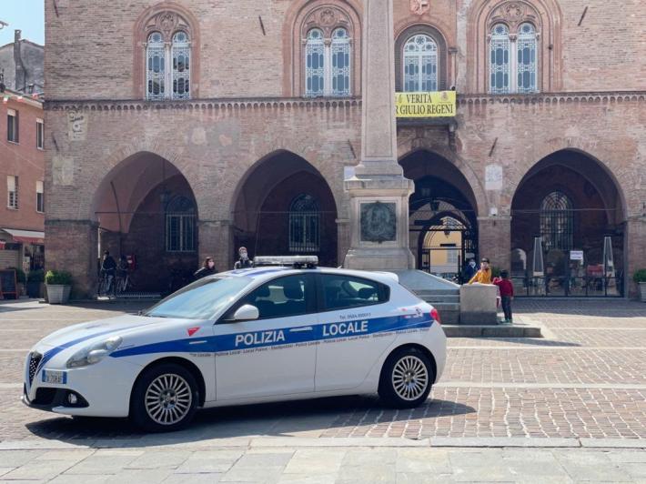 Espulso dall'Italia, vendeva fazzolettini in centro