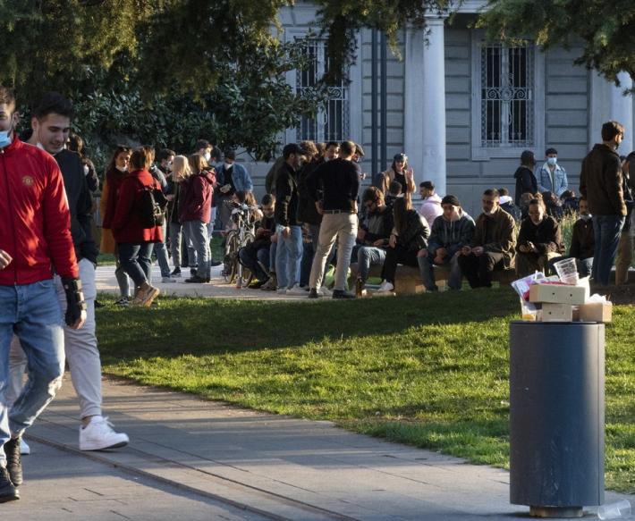 Folla in centro e assembramenti in Pilotta