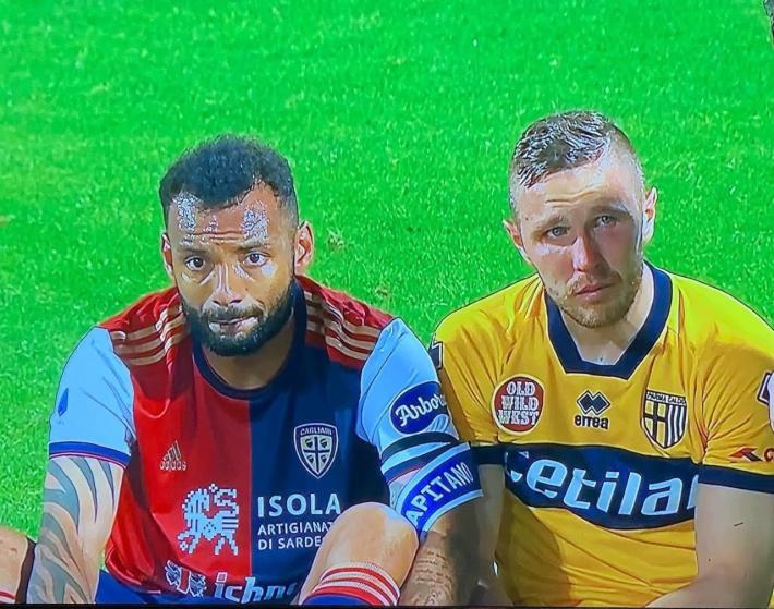 La foto-simbolo del calcio bello: Kurtic in lacrime. il capitano del Cagliari si siede al suo fianco