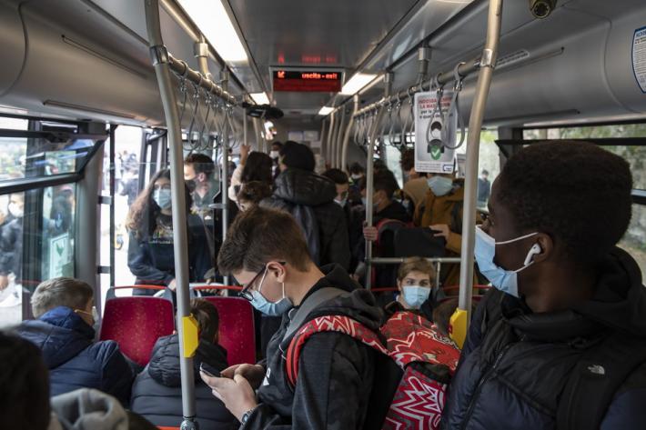 Bus travolse e uccise una donna, l'autista stava chattando a luci rosse 
