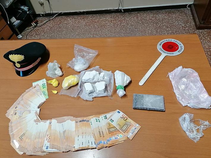 In auto pochi grammi, ma a casa aveva mezzo chilo di cocaina e 10mila euro in contanti: arrestato