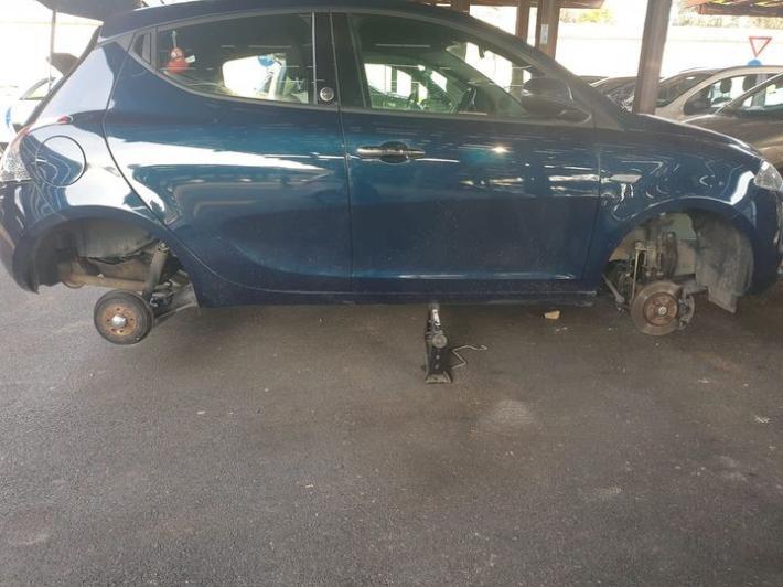 Lascia l'auto nel parcheggio (di giorno) e la ritrova senza ruote