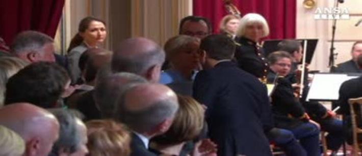 Macron e Brigitte,  primo bacio presidenziale