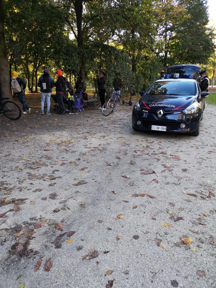 Uno aveva rubato un cellulare, l'altro non rispettava le regole anti-Covid: entrambi aggrediscono i carabinieri