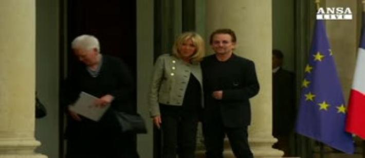 Il leader degli U2 Bono ricevuto da Macron