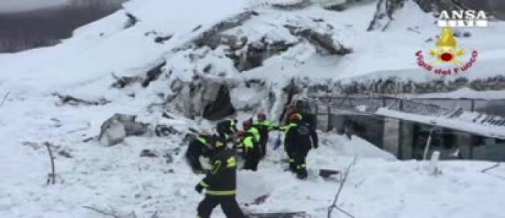 Hotel Rigopiano: salvate 6 persone, fra loro due bambini. C'&egrave; speranza di trovare altri sopravvissuti