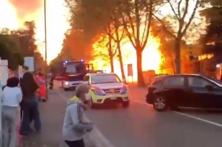 Auto incendiate ed esplosioni: 13 veicoli coinvolti. Caccia al piromane