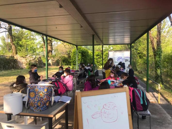 Aule all'aperto nel giardino della Rocca dei Rossi per i bimbi delle elementari