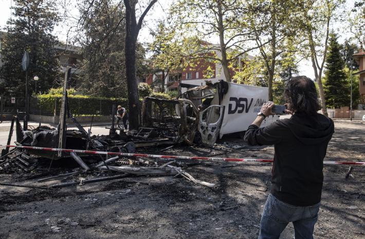 Incendi, il giallo del furgone bianco