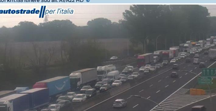 Veicolo in fiamme in A1: lunghe code fra il bivio con la A22 del Brennero e Reggio Emilia e anche  in direzione Sud