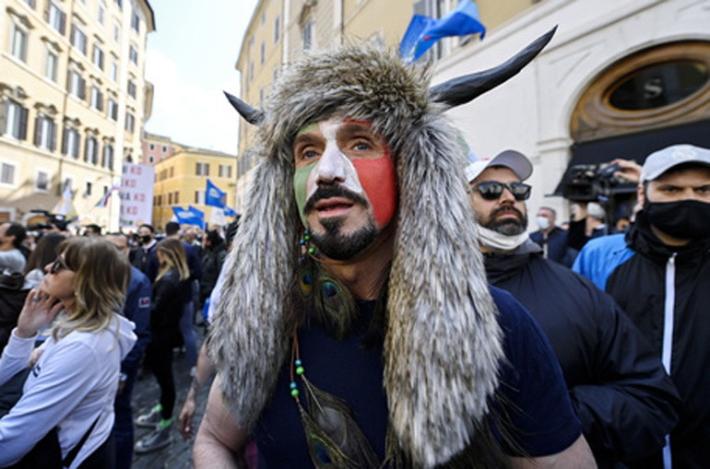 No mask a cena nel locale dello 'sciamano', 57 multati