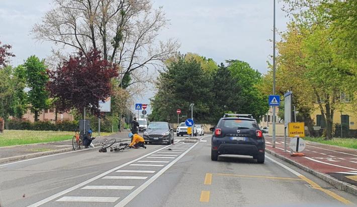 Donna in bici investita in via Pastrengo: ricoverata al pronto soccorso in gravi condizioni