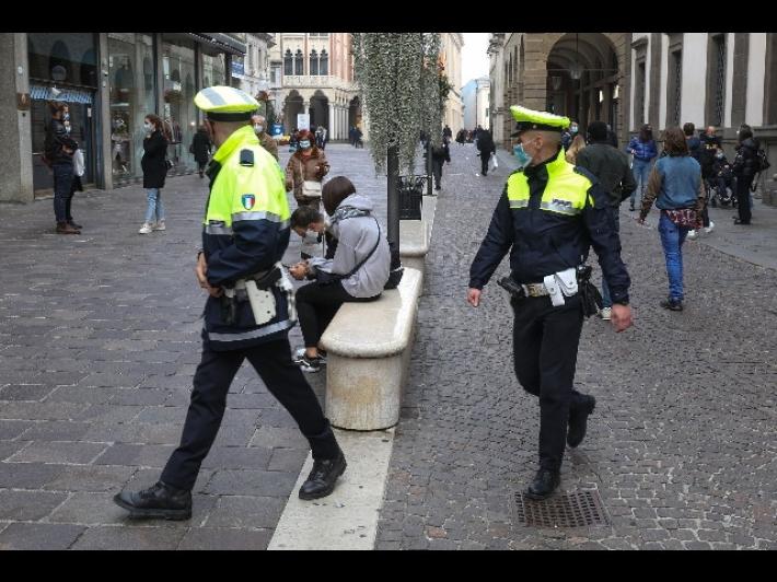 Ragazzo bloccato a terra da vigili, video innesca polemiche