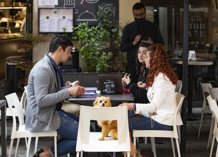 Bar e ristoranti, la pioggia frena le riaperture