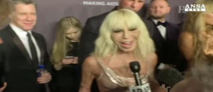 Donatella Versace resta bloccata in ascensore a Los Angeles 