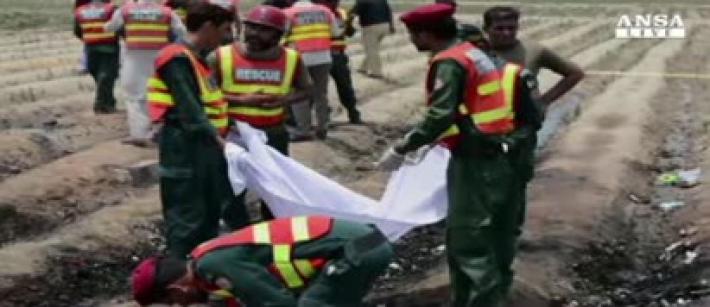 Autobotte in fiamme in Pakistan, 150 morti