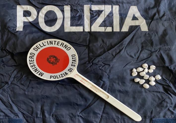 Aveva diverse dosi di Shaboo nascosti in due piccole torce: arrestato spacciatore