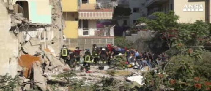 Crolla palazzina a Torre Annunziata, si cercano dispersi