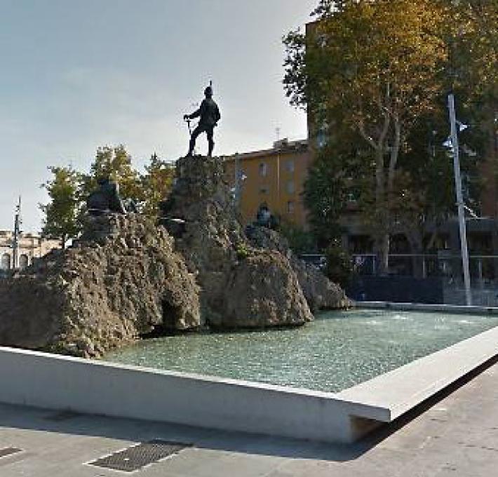 Il consigliere Massari: "La statua di Bottego esalta il colonialismo"