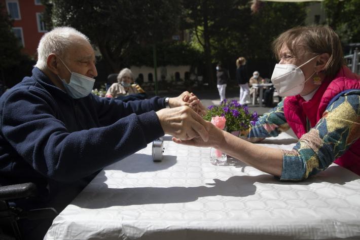 Incontri ravvicinati alle Cra: tornano le visite in presenza