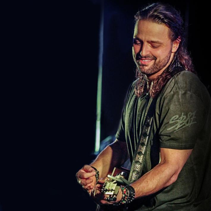 Bertoli, canzone contro i no vax