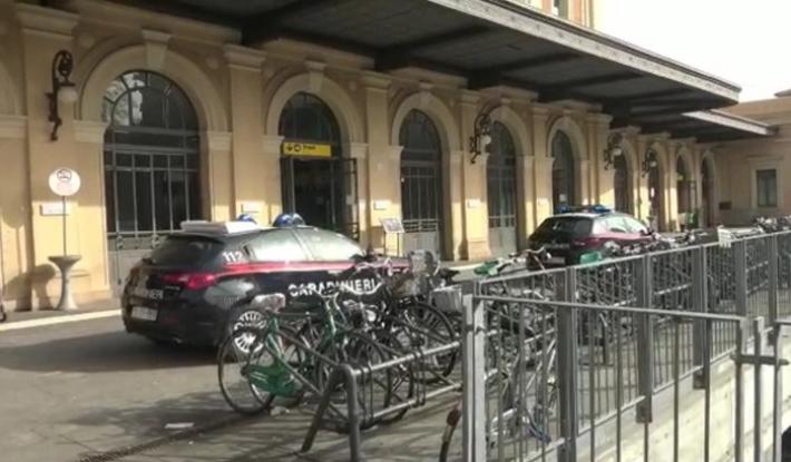 Ubriaco, minaccia il capotreno e lo costringe a fermare la corsa a Parma