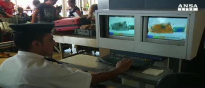 Allarme per i  nuovi pc-bomba dell'Isis: "Non  rilevabili ai controlli in aeroporto"