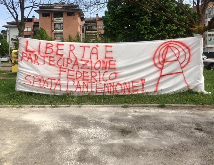 Striscione contro l'antenna in via Passo della Cisa