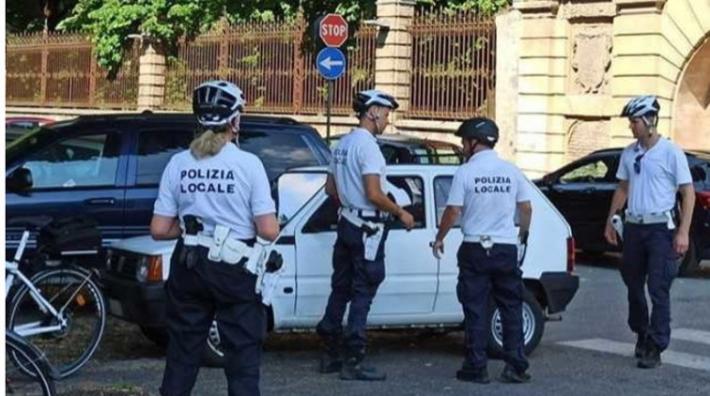 Spaccia davanti al liceo: arrestato un pusher 
