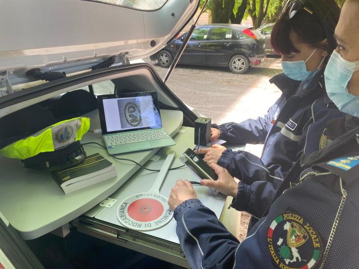 Senza assicurazione n&eacute; patente su un'auto