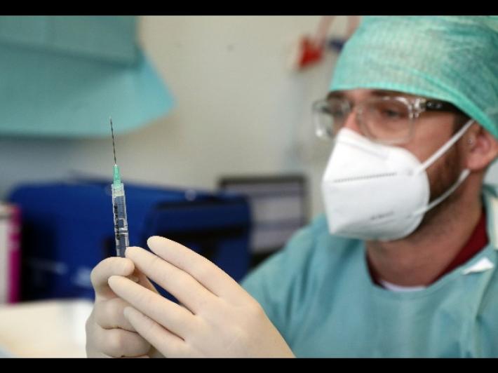 Vaccini, l'idea di Bonaccini: "Dopo i target per et&agrave;, priorit&agrave; agli operatori delle spiagge". E sul coprifuoco: "Rivederlo o eliminarlo"