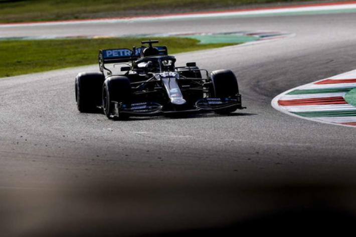 Hamilton il pi&ugrave; veloce nel venerd&igrave; di Barcellona, la Ferrari c'&egrave;