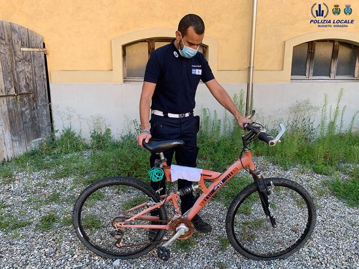 Senza mezzi per spostarsi? E allora rubano cinque bici. Nei guai un gruppo di amici