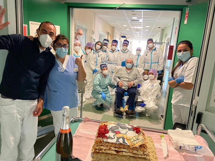 Festa specialissima al Covid Hospital: gli 80 anni di Igino Delfi, dopo tre mesi a "lottare come un leone"