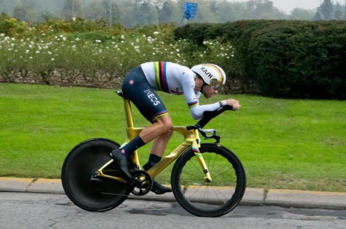 Giro d'Italia, Ganna vince la crono di Torino ed &egrave; la prima maglia rosa