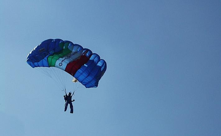 Paracaduti si "agganciano" in volo, un morto e un ferito