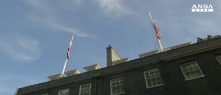Bandiere a mezz'asta a Downing Street
