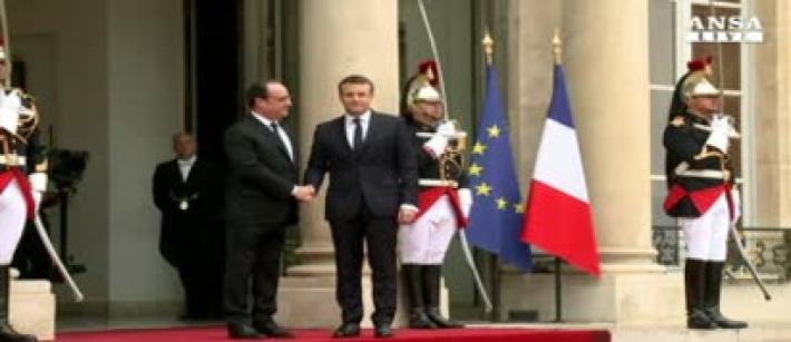 Macron all'Eliseo per il passaggio di poteri Video