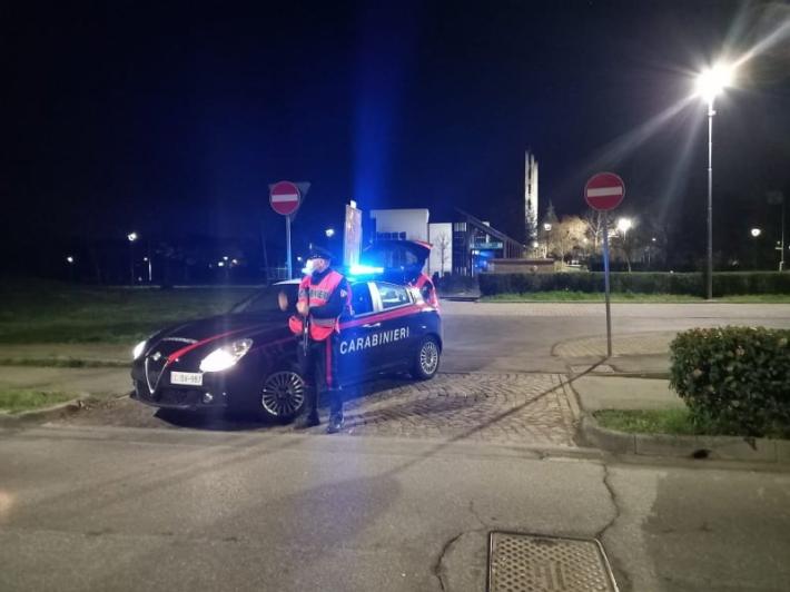 Fa le rotatorie contromano: &laquo;Ma tanto le strade sono deserte&raquo;. Patente ritirata