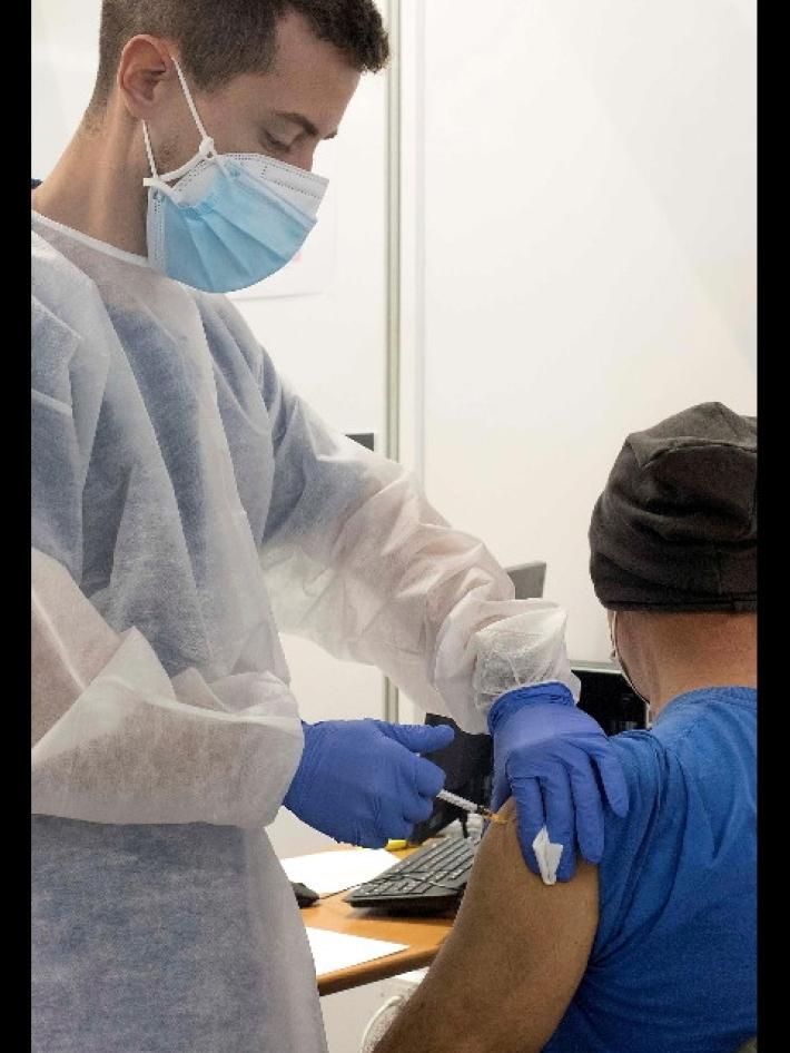 Vaccino, prenotazioni 50-54 enni on line (sar&agrave; poi il medico a fissare l'appuntamento) - Come fare, tutte le info