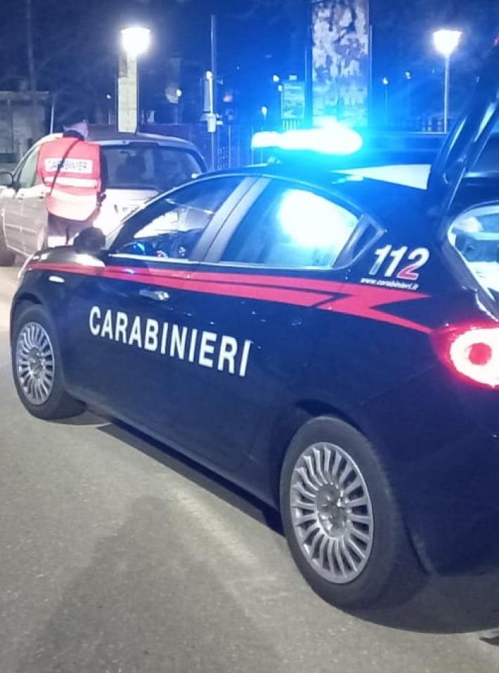 Ubriaco, vuole guidare a tutti i costi, ma l'amico chiama il 112