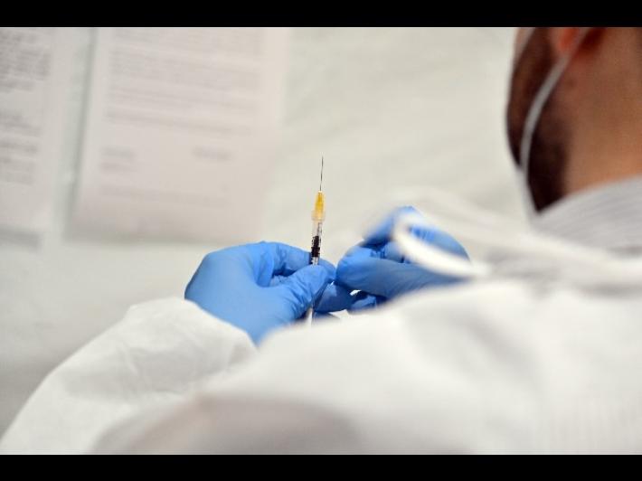 In Italia 6.946 nuovi casi e 251 morti. Il tasso scende al 2,4%