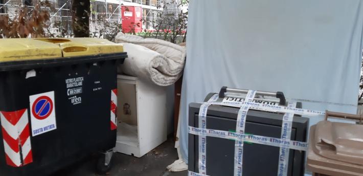 Un'intera camera da letto abbandonata in piazza Brugnola