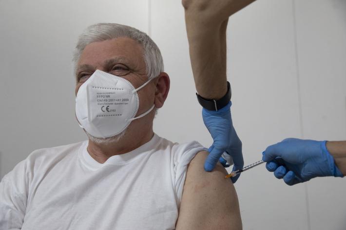 Prenotazioni over 50, i medici: &laquo;Si rischia il caos&raquo;. L'Ausl: &laquo;Meglio il web&raquo;