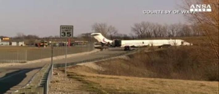 Forte vento: decollo fallito, l'aereo finisce in tangenziale