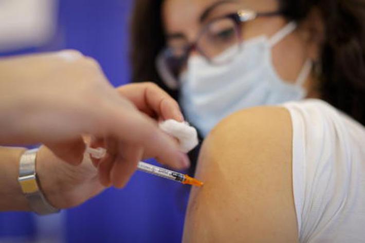 Vaccinazioni ai 50-54 anni, alle 18 in Emilia oltre 45 mila  candidature arrivate online. A Parma 7.807