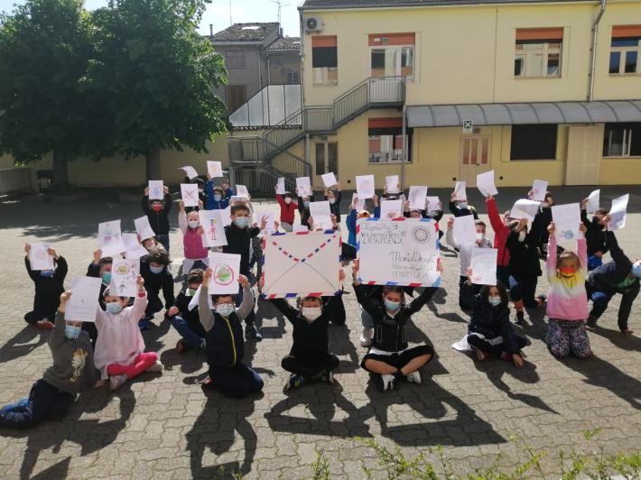 &laquo;Caro Draghi ti scriviamo...&raquo;: le lettere dei bambini del Canossa al premier (e anche alla regina Elisabetta)