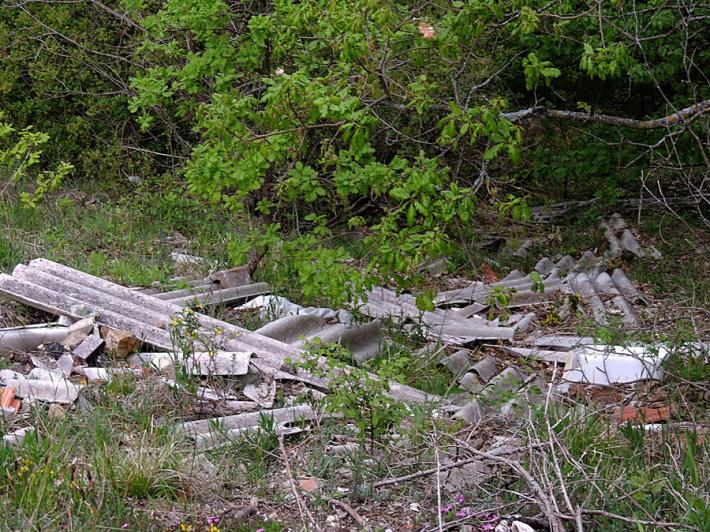 Una montagna di amianto tra Salso e Bardi