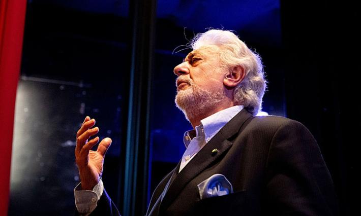 Arena di Verona, gli orchestrali contro Placido Domingo:  "Turandot mediocre, non ci alziamo in piedi"